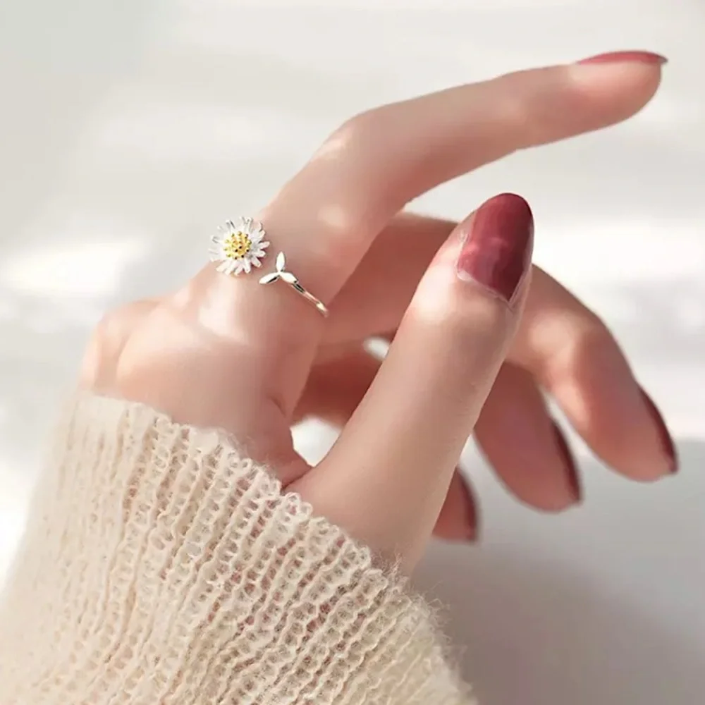 “A Good Day” Dainty Minimalist Floral Daisy Ring